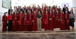 Photographiée lors d’une formation de sensibilisation au changement climatique à Achgabat, Rose Lagrotte (au centre) est Volontaire ONU, Chargée associée du changement climatique au sein du Bureau du Coordonnateur résident des Nations Unies (UNRCO) au Turkménistan. Sa mission est financée par la France.
