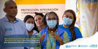 La Volontaire des Nations Unies afrodescendante, Maribeth Cotes, en Colombie avec des collègues.