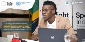 El Voluntario ONU nacional, Stefan Morris, sirve en la Iniciativa Spotlight en la Oficina del Coordinador Residente en Jamaica.