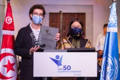 Aziz Zaguia, local volunteer with the Ministry of Public Health, receiving 'Tunisia Volunteer Award 2021' for his contributions to COVID-19 response.