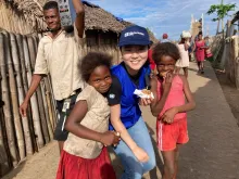 Seshiru Muraki, UN Volunteer Project Support Assistant with IOM in Madagascar, pays a visit to beneficiaries in the Andalamahintsy neighborhood of Mananjary, Vatovavy region.