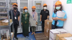 Elda Lunera Hutapea (extremo derecho) junto a sus colegas en una evaluación del centro privado de almacenamiento de vacunas contra la COVID-19 en la provincia de Sulawesi Meridional.