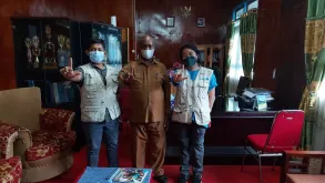 UN Volunteer Clarissa Jazzlyne Gunawan (right) on a programme monitoring visit to a school in Asmat, Papua , where the school principal shared information about the conditions of the school, challenges and opportunities.