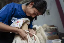 Johanna Carranza is a UN Community Volunteer with UNESCO, Territorial Dynamizer for the safeguarding of the hat of toquilla straw in Pile, Manabi. Here she is seen weaving a toquilla straw hat at her home in Pile.