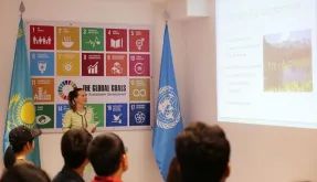 National UN Volunteer Communications Officer Anar Kassymova giving a lecture to students from China and Kazakhstan on the achievements of UNDP over 25 years.