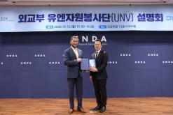 To mark 40 years of partnership, UNV Executive Coordinator Toily Kurbanov presents a commemorative plaque to Choi Won-seok, Director-General for International Organizations and Nuclear Affairs at the Ministry of Foreign Affairs of the Republic of Korea, in Seoul on 12 October 2026.