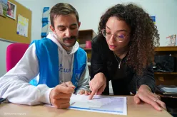 Luis Moreno Cabrales (à gauche), Volontaire des Nations Unies, administrateur adjoint chargé de la détermination du statut de réfugié, entièrement financé par l’Espagne, en poste auprès de l’Agence des Nations Unies pour les réfugiés (HCR) à Rabat, au Maroc.