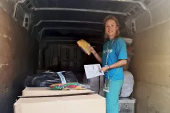 Marina Feher, Voluntaria de las Naciones Unidas nacional con la iniciativa Punto azul del UNICEF y el ACNUR en Rumania, durante una visita sobre el terreno. Marina, que trabaja con mujeres y jóvenes refugiados de Ucrania, prepara productos de protección para su distribución.