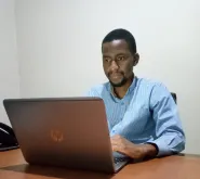 Milton Mashatise, Especialista Voluntario de las Naciones Unidas, presta servicio en la Conferencia de las Naciones Unidas sobre Comercio y Desarrollo (UNCTAD), con sede en Zimbabwe.