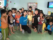 UN Volunteer Natsuko Hatano interacting with children in pre-school during the field visit to monitor WASH activities and services for COVID-19 response in Gia Lai province, Viet Nam.