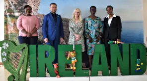 La Sra. Nuala O'Brien (centro), Embajadora de Irlanda en Mozambique, con el Coordinador Ejecutivo del programa VNU, el Sr. Toily Kurbanov (segundo por la izquierda); la Coordinadora Nacional del programa VNU, la Sra. Carla Machavane (izquierda); la Directora Regional de Cartera del programa VNU, la Sra. Sarah Anyoti (segunda por la derecha), y la Sra. Edna Thovela, Oficial de Programas para la Gobernanza y la Resiliencia, Embajada de Irlanda, durante la visita del Sr. Kurbanov a Mozambique en mayo de 2022.