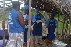 Ana Paula Machinha is a national UN Volunteer Field Monitoring Assistant with WFP in Mozambique. Here, she engages with community members in Chicota, speaking on the necessity of local food with high nutritional value.
