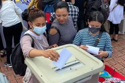 Jóvenes de universidades e institutos de Nepal participan en un simulacro de elecciones organizado por el PNUD, el programa de los Voluntarios de las Naciones Unidas en Nepal y el Gobierno de Nepal como parte de una demostración educativa de compromiso cívico para los jóvenes.