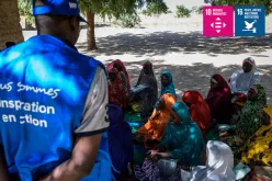 UN Volunteer discussing with vulnerable populations in Maradi.