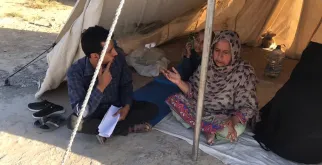 El antiguo Voluntario de las Naciones Unidas Danish Murad (izquierda) encuesta a las personas afectadas por las inundaciones en Quetta para la administración del distrito, documentando los daños en viviendas e infraestructuras.