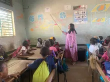 Maissa Abdellaoui, international UN Volunteer with UNICEF Senegal, facilitates a reading corner in an elementary school in the Tambacounda region.