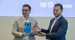 The Mayor of Bonn, Guido Déus, is presented with an honorary access card to the United Nations Campus in Bonn by UNV Executive Coordinator, Toily Kurbanov, in recognition of the City’s close partnership with the UN.