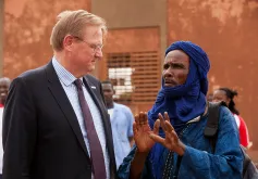 Mr Richard Dictus, then Executive Coordinator of UNV listens to Adama Ag Boubacar, a refugee from Goa, Mali, at the Sag-Nioniogo refugee camp, Burkina Faso.