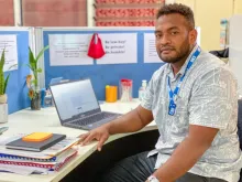 Jason es uno de los ocho Voluntarios de las Naciones Unidas nacionales que prestan servicio en la Comisión Electoral de las Islas Salomón. Es Asistente de Medios de Comunicación y Relaciones Públicas en el marco de la Iniciativa para Graduados del PNUD y el programa VNU.