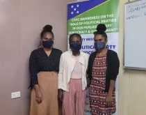 Doris Tabepuda (centro) presta servicio como Voluntaria de las Naciones Unidas nacional Asistente de Investigación en la Oficina del Registro de Partidos Políticos, como parte de la Iniciativa Nacional para Graduados del PNUD y el programa VNU en las Islas Salomón.