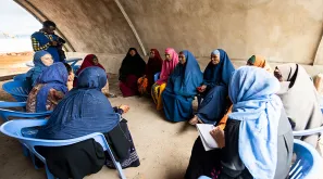 Leena Saarinen (Finland, first on the left) serves as a UN Youth Volunteer Support Officer with the Durable Solutions Programme of the International Organization for Migration in Somalia. Here, she engages with women, youth and partners in Baidoa.