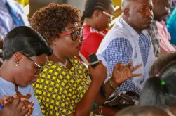 UN Volunteer Air Operations Assistant Fabiohla Ngonde Dioh engages with UNV Deputy Executive Coordinator Toily Kurbanov at a town hall meeting in Juba, South Sudan.