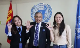De derecha a izquierda: Suvd Bold, Especialista Voluntaria de las Naciones Unidas nacional, Oficial de Asuntos Humanitarios, junto a Tapan Mishra, Coordinador Residente de las Naciones Unidas en Mongolia, y Naran Otgonbayar, Auxiliar Administrativa, pidiendo el fin del trabajo infantil (en lenguaje de signos mongol).