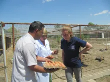 International UN Volunteer Ilona Vilhelmiina Vekkeli (right) meets one of the clients supported by UNDP’s Aid for Trade project.