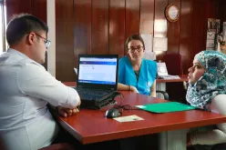 Cansu Güngör (centre), a national UN Volunteer, is supporting a beneficiary registration session at the Turkey’s employment agency in Ankara.