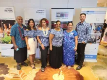 Tiffany Chan, Joven Voluntaria de las Naciones Unidas de la Oficina Multipaís del PNUD en Samoa, las Islas Cook, Niue y Tokelau (segunda por la izquierda), junto con el comité organizador de las celebraciones del Día Internacional de los Voluntarios 2020 en Samoa, y representantes del programa VNU, Australian Volunteers