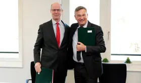 Tim Martineau, UNAIDS Deputy Executive Director, Management and Governance, a.i.,and Olivier Adam, UNV Executive Coordinator, signed a memorandum of understanding to foster collaboration between the two organizations.