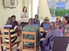 Cécile Giraud, international UN Volunteer with UNESCO, facilitates a workshop on gender-responsive education planning in N'djamena, Chad.