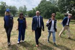 Visita sobre el terreno de la OMS a Botosani, Rumania, junto con el UNICEF, para examinar un área que podría albergar un centro de alojamiento de contingencia. En la imagen, de izquierda a derecha: Lucinda Hiam (Consultora de la OMS), Andreea Popescu (Funcionaria Nacional de la OMS), Florin Buțura (Alcalde de Stefanesti), Georgiana Afumateanu (Voluntaria de las Naciones Unidas) y Cathal O'Connor (Experto en WASH del UNICEF).