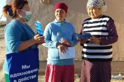 Health Community Volunteer Bagila Ispanova conducts a consultation on COVID-19 preventive measures for villagers in the Shumanay district, Uzbekistan.