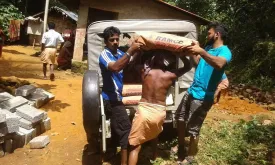 Volunteers help build toilets in Variyam village, Kerala. (UNV, 2016)