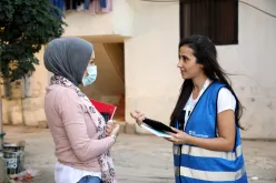 La Voluntaria de las Naciones Unidas Nagham Abou Hamdan (derecha) debate el seguimiento sobre el terreno con una inspectora del PMA en Bebnine, norte del Líbano.