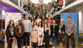 Dragan Mitić (third from left) national UN Volunteer with the participants of the &quot;In the Sneakers&quot; workshop in Serbia. The workshop promotes empathy of the forcibly displaced who have sought refuge and asylum in the country.
