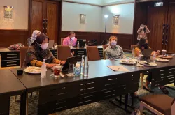 UN Volunteer Siphra Jane Tampubolon (centre) discusses the Implementation of Digital Transformation Office Work Plan with the Data and Information Center at the Ministry of Health