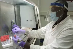 Abraham Poudiogo, technicien de laboratoire médical auprès de la MINUSCA, dans le laboratoire médical.