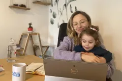 Nadide Kozan Manguel, Auxiliar de Coordinación Voluntaria nacional Experta de las Naciones Unidas en ONU-Mujeres (oficina de Turquía) junto a su hija.