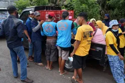 The process of distributing logistic supplies by the volunteers at Sumberwuluh.