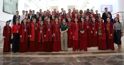 Photographiée lors d’une formation de sensibilisation au changement climatique à Achgabat, Rose Lagrotte (au centre) est Volontaire ONU, Chargée associée du changement climatique au sein du Bureau du Coordonnateur résident des Nations Unies (UNRCO) au Turkménistan. Sa mission est financée par la France.