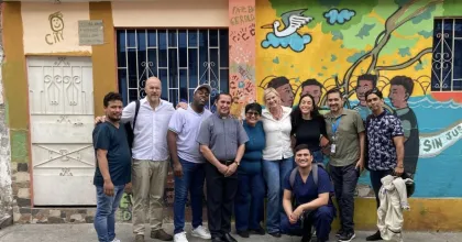 Noémie Dreux, junto al equipo de PNUD y otros socios, visita espacios comunitarios para fortalecer la cohesión social y la resiliencia comunitaria. 
