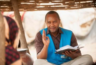 Un Voluntario de las Naciones Unidas que trabaja con el ACNUR apoyando a las personas refugiadas en Kenia (Programa VNU, 2014).