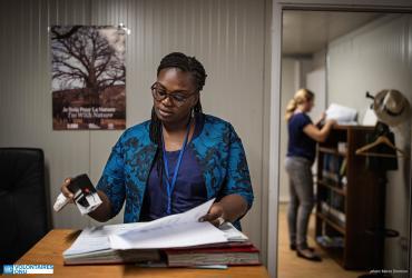 Arabella Olomide, Voluntaria de las Naciones Unidas, asistente administrativa de la MINUSMA, durante un día normal en la oficina en el Departamento de Operaciones Principales y Gestión de Recursos. (Programa VNU, 2018)
