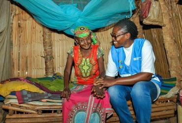 Emma Brigitte SIDJUI, Assistante de protection communautaire et Tatiana BOUKOKOU, Assistante d’enregistrement à Djohong (à gauche), Volontaires des Nations Unies auprès du HCR, rendent visite à Salamatou HAMAN, réfugiée, à son domicile à Bertoua, au Cameroun.