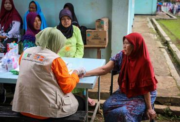 La población de adultos mayores de Indonesia se volvió cada vez más vulnerable durante la pandemia de COVID-19. Los Voluntarios y Voluntarias de las Naciones Unidas se aseguraron de que todos recibieran atención médica adecuada como parte de la respuesta humanitaria en Lebak, Banten (Programa VNU, 2019).