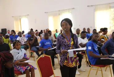 Un échange entre les Volontaires ONU et les jeunes d'Ambam au sud du Cameroun.