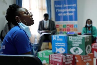 UN Youth Volunteer Larissa Tuayo sharing good practices with UNDP staff on greening, Cameroon.
