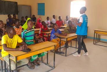 Ousmane Mahamadou, Volontaire des Nations Unies, anime des sessions de formation sur la paix et le développement destinées aux jeunes à Bosso, Niger. VNU, 2021